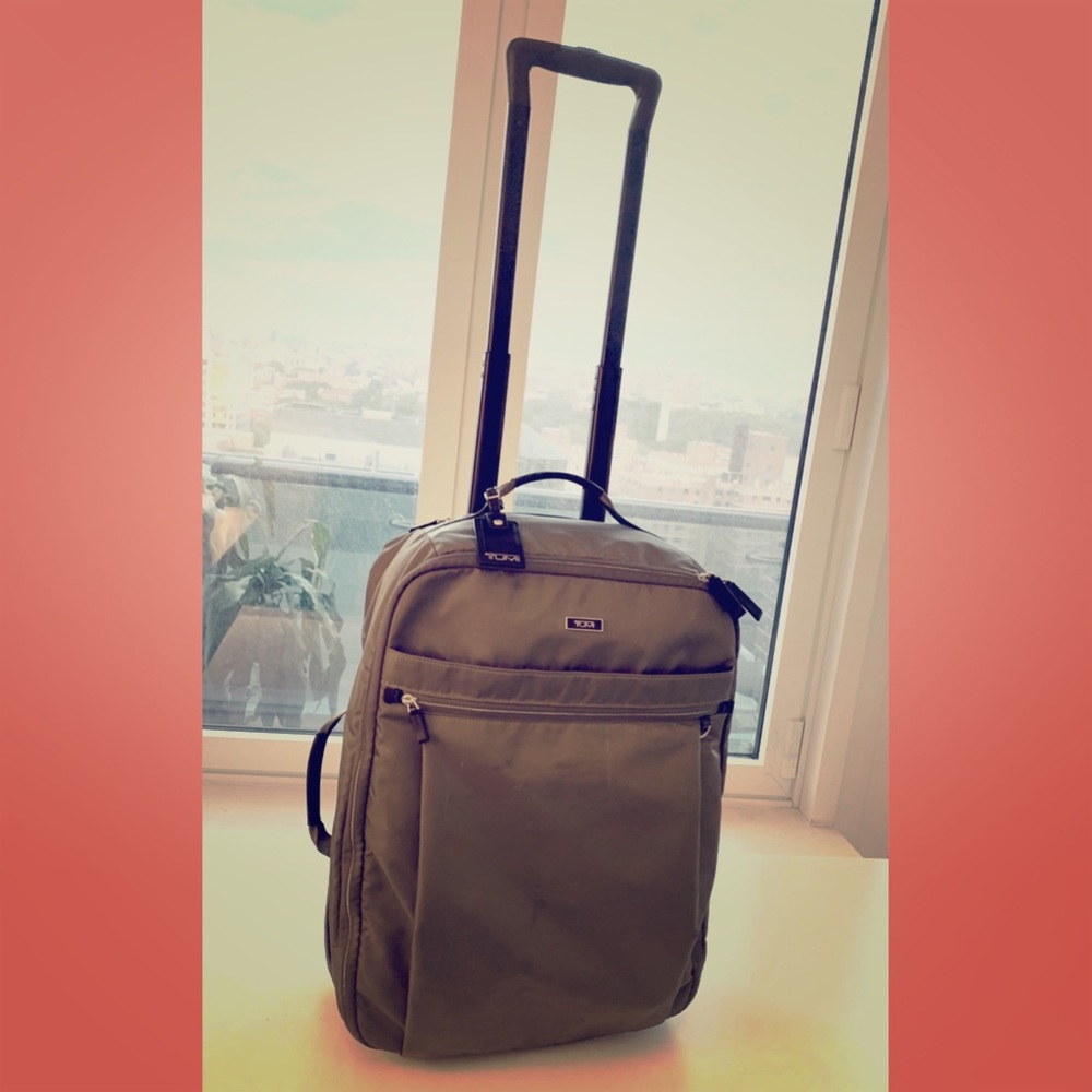 Tumi 22” Carryon Roll-aboard Suitcase / Travel Bag